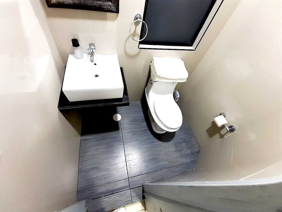 Standard Double or Twin Room, Non Smoking, Ground Floor (Palenque) | Bathroom | Shower, rainfall showerhead, free toiletries, towels