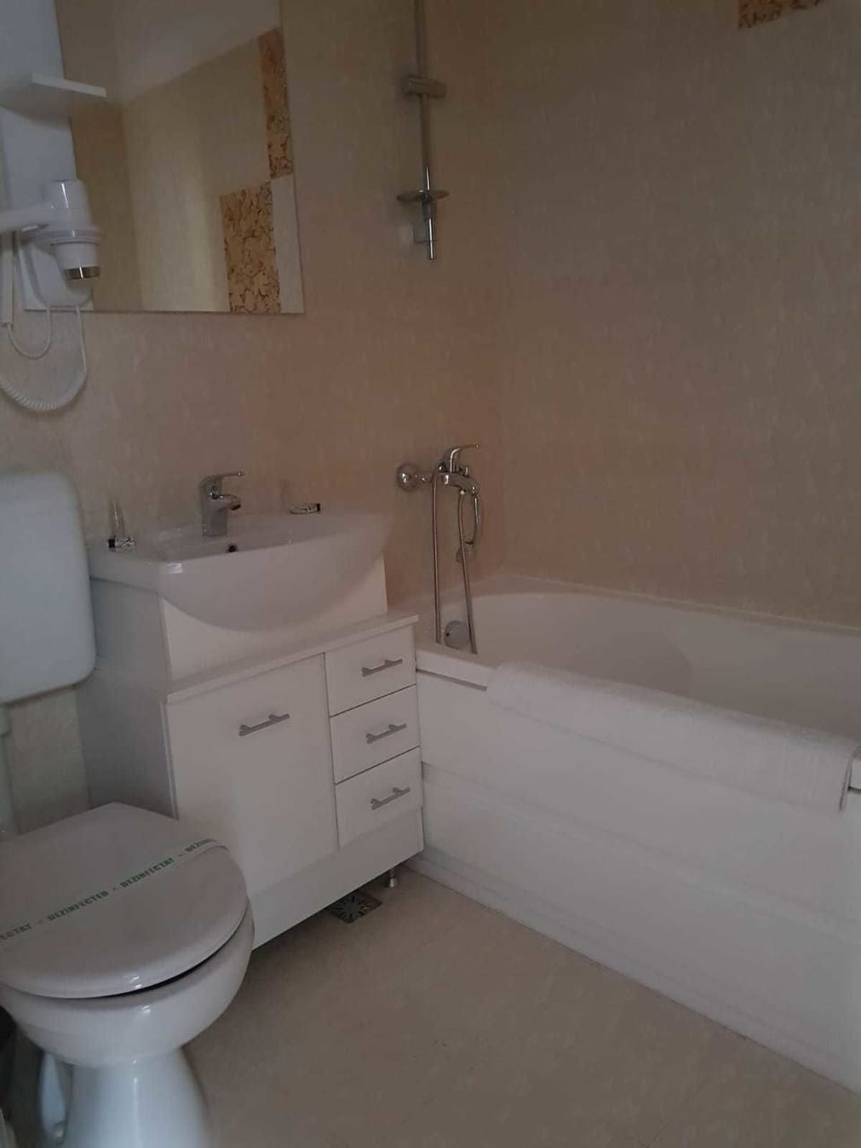 Classic Double Room | Bathroom | Combined shower/tub, towels