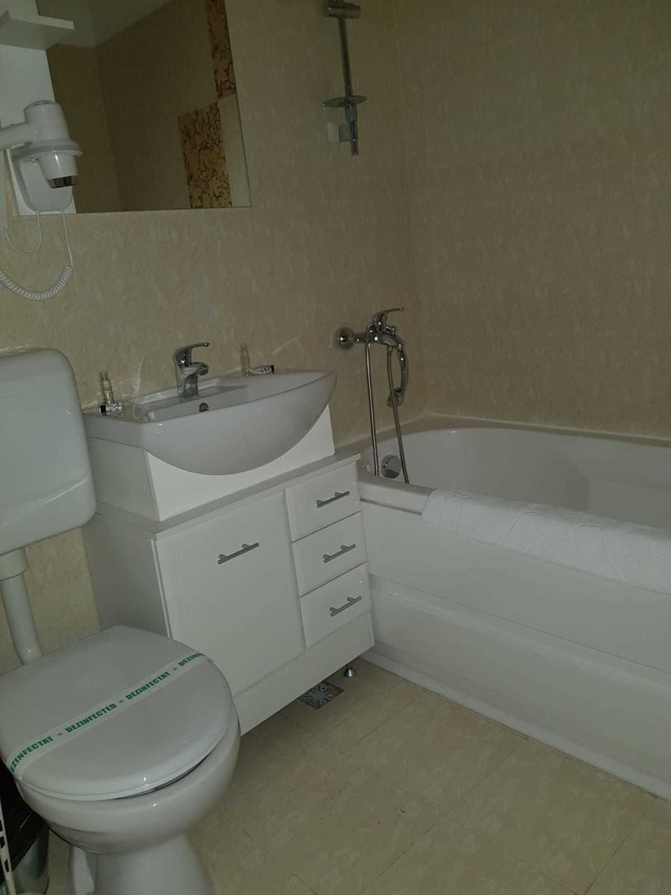 Combined shower/tub, towels