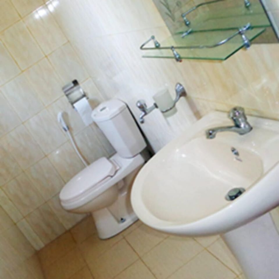 Comfort Double or Twin Room, Garden View | Bathroom | Shower, free toiletries, towels