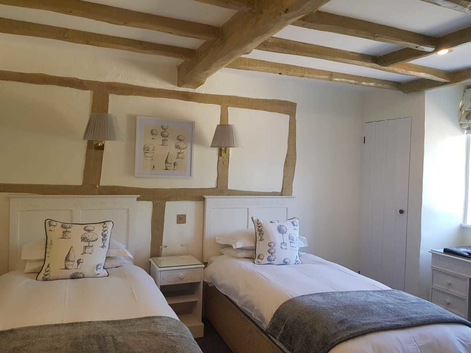 Twin Room, 2 Twin Beds | Desk, iron/ironing board, free WiFi, bed sheets