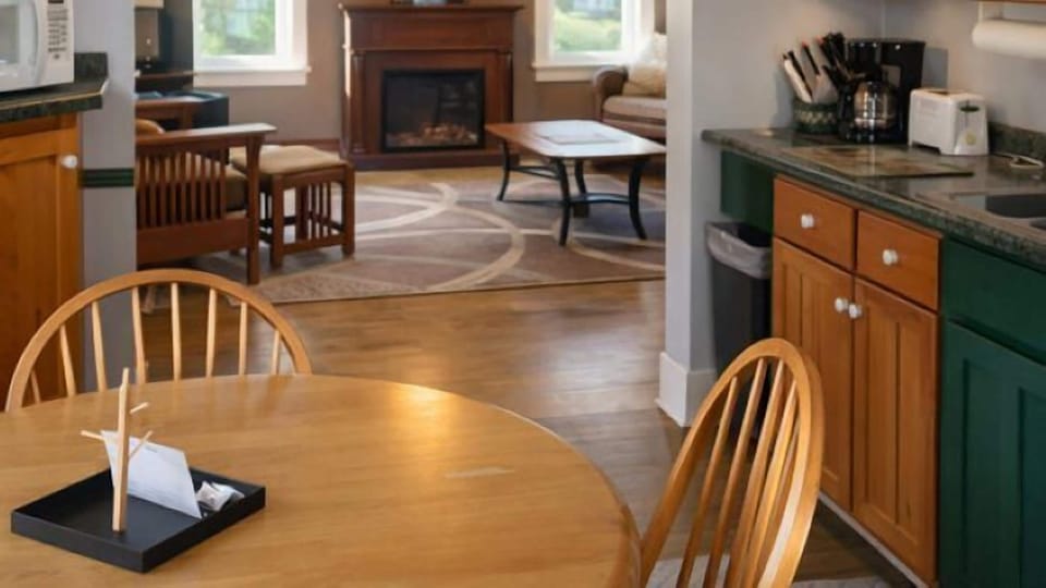 Comfort Cabin, 3 Bedrooms | Private kitchen | Fridge, coffee/tea maker