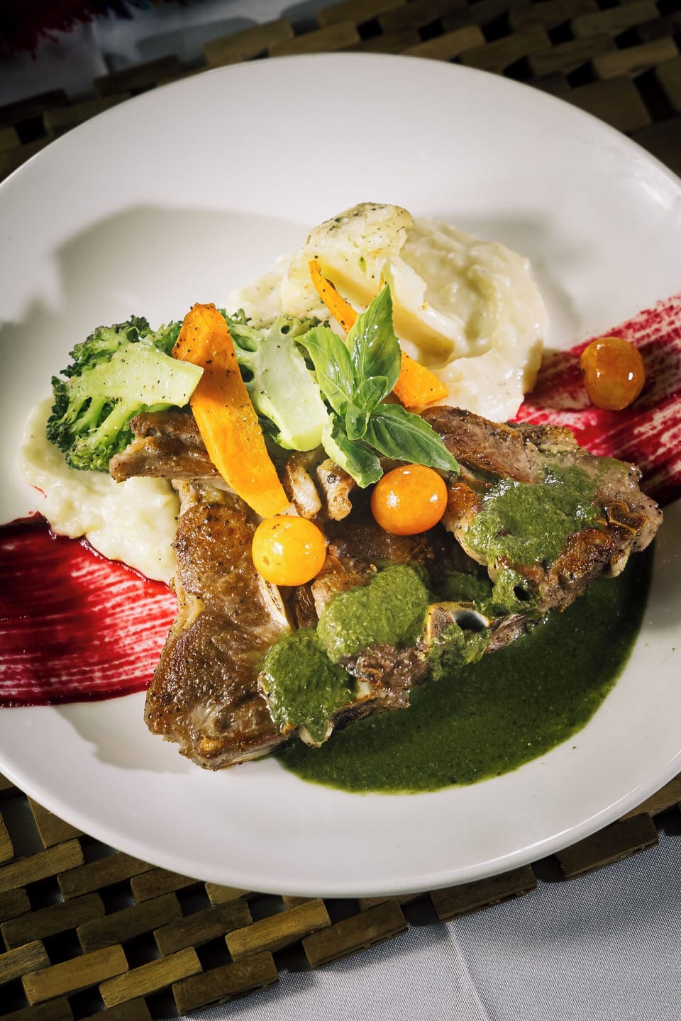 3 restaurants; breakfast, lunch, dinner, and brunch served