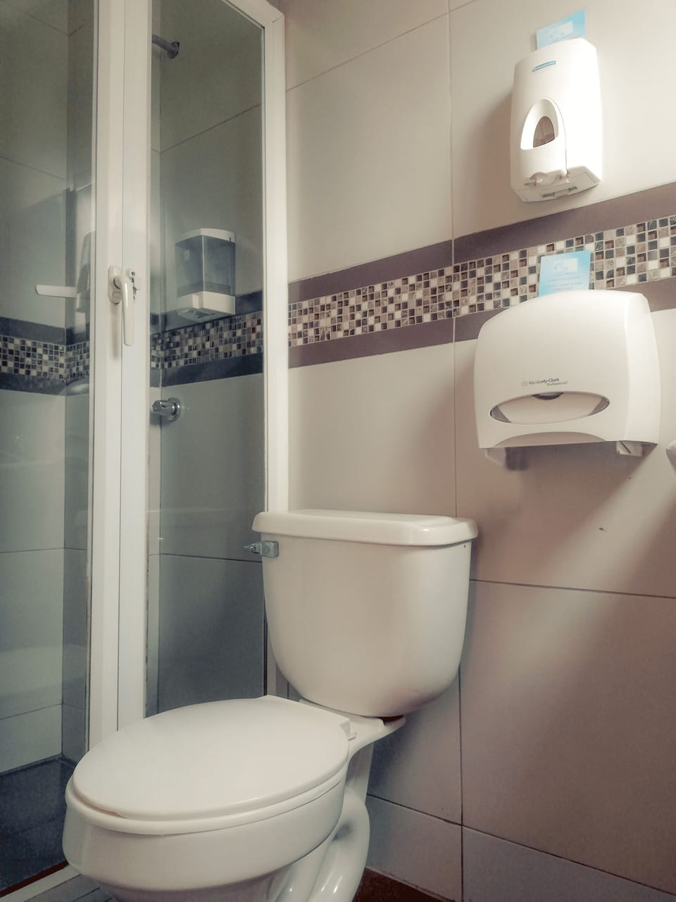 Shower, rainfall showerhead, free toiletries, hair dryer (on request)