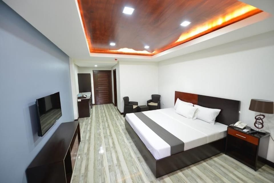 Superior King Room | Minibar, in-room safe, desk, soundproofing