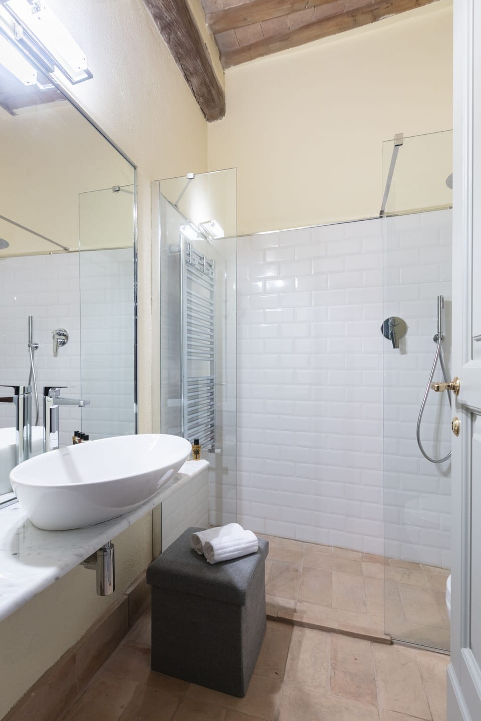 Classic Double Room | Bathroom | Shower, free toiletries, hair dryer, slippers