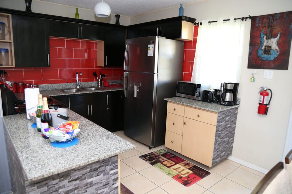 Full-size fridge, microwave, oven, stovetop