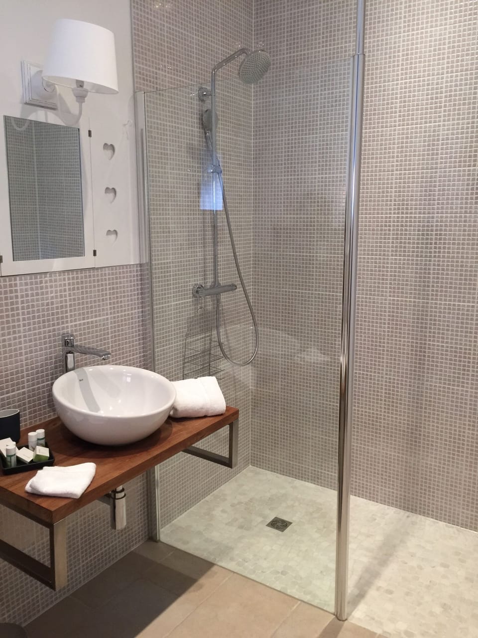 Twin Room, 2 Twin Beds, Non Smoking | Bathroom | Free toiletries, hair dryer, bathrobes, towels