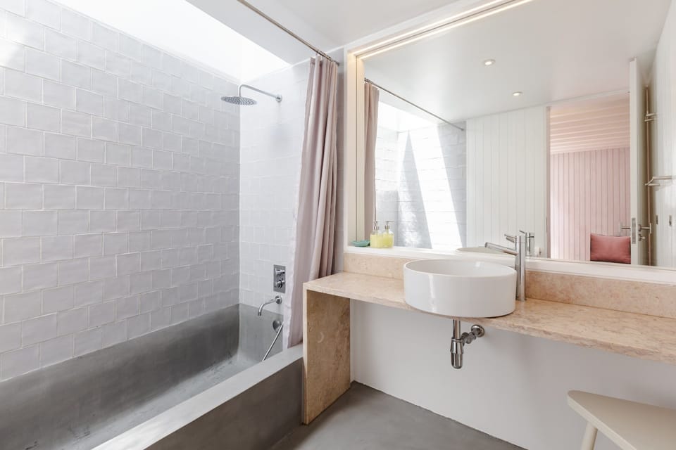 Deep soaking bathtub