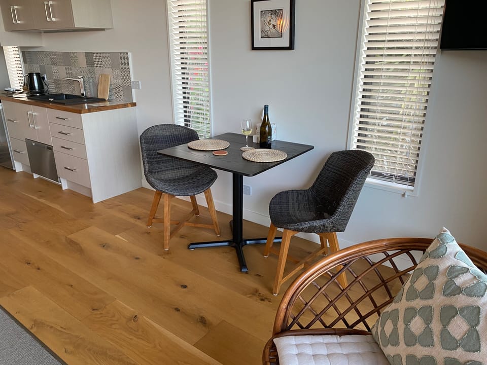 Studio 2 - Island View | In-room dining