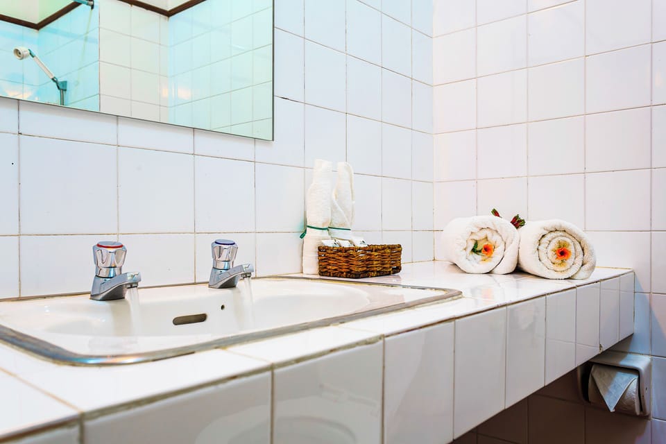 Combined shower/tub, deep soaking tub, towels
