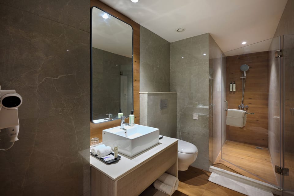 Shower, rainfall showerhead, free toiletries, hair dryer