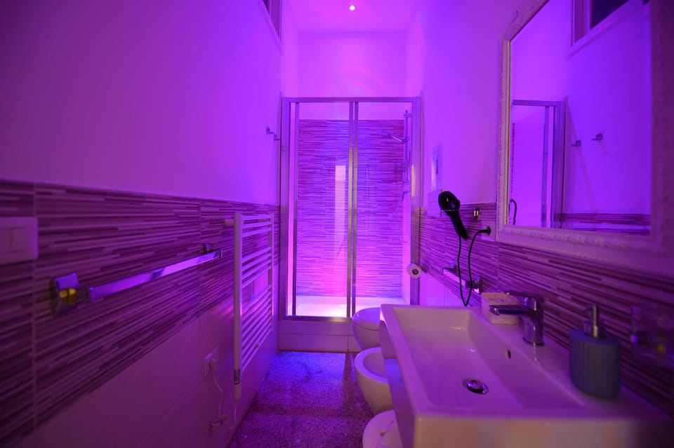 Superior Quadruple Room | Bathroom | Shower, free toiletries, hair dryer, bathrobes