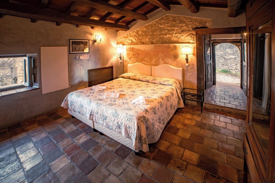 Triple Room, Mountain View | Desk, free WiFi, bed sheets