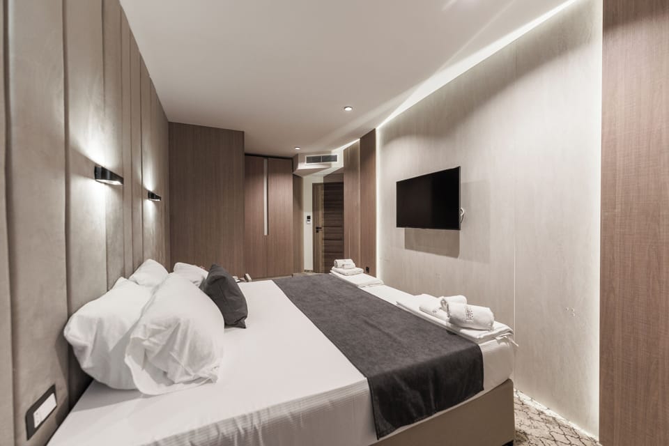 Villa, Pool View | Minibar, in-room safe, blackout drapes, soundproofing