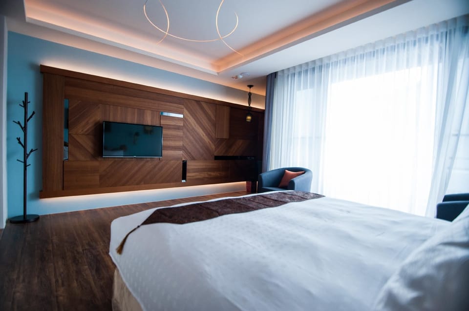 Deluxe View Room | Desk, soundproofing, free WiFi, bed sheets