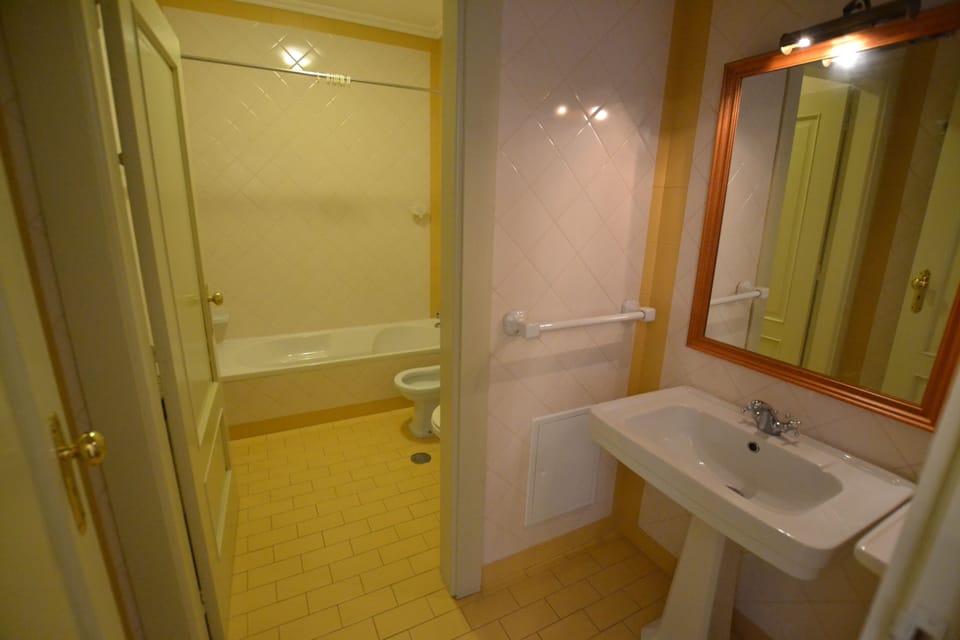 Standard Double Room | Bathroom | Towels