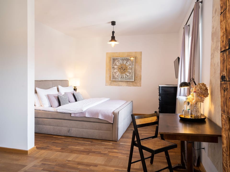 Basic Double Room, 1 King Bed | Hypo-allergenic bedding, in-room safe, individually decorated