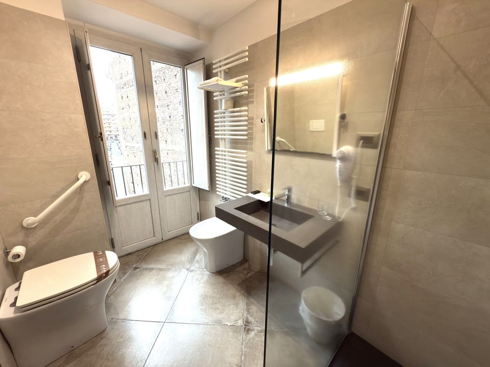 Deluxe Double or Twin Room | Bathroom | Shower, rainfall showerhead, free toiletries, hair dryer