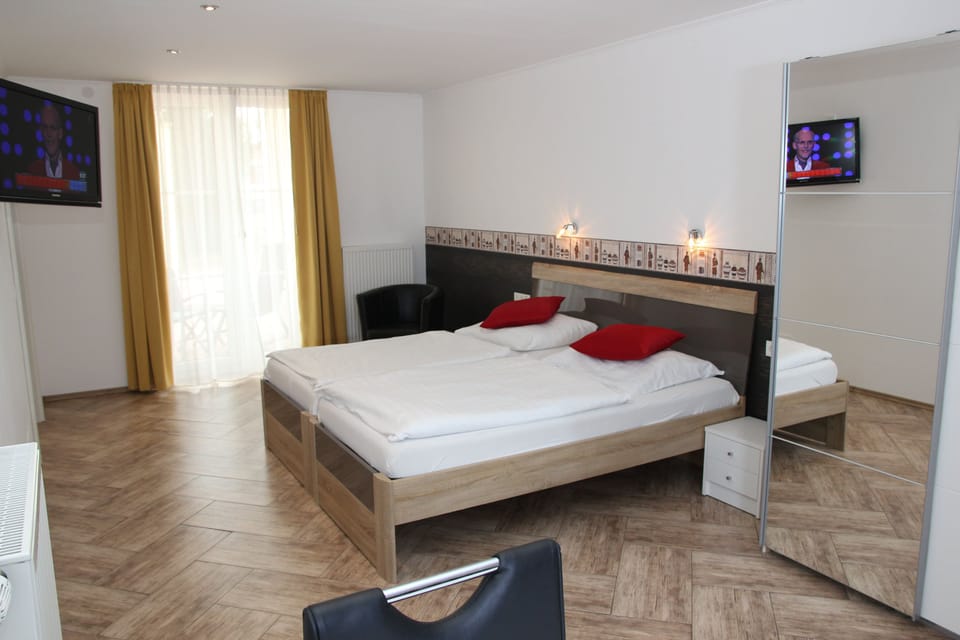 Deluxe Double Room, Balcony | In-room safe, desk, soundproofing, WiFi (free)