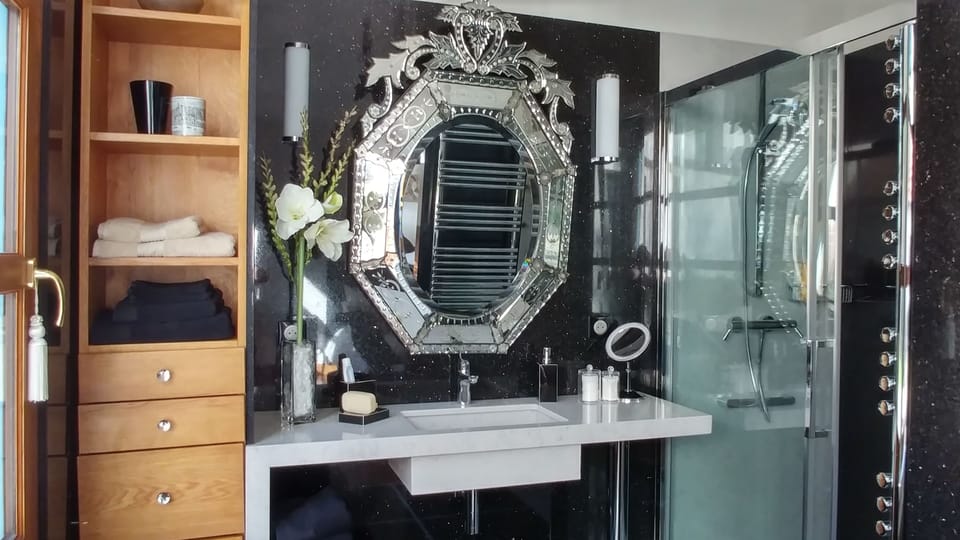 Deluxe Suite, Accessible (Victor) | Bathroom | Shower, rainfall showerhead, free toiletries, hair dryer