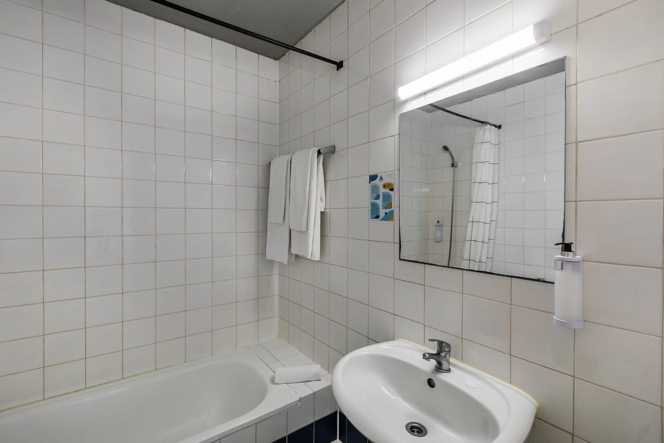 Twin Room, Non Smoking, Private Bathroom | Bathroom | Shower