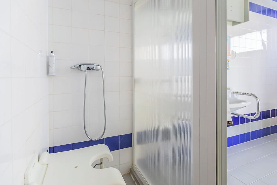 Twin Room, Accessible | Bathroom | Shower, towels