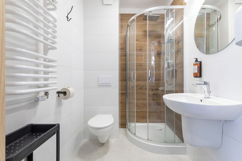 Deluxe Single Room | Bathroom | Shower, towels, soap, shampoo