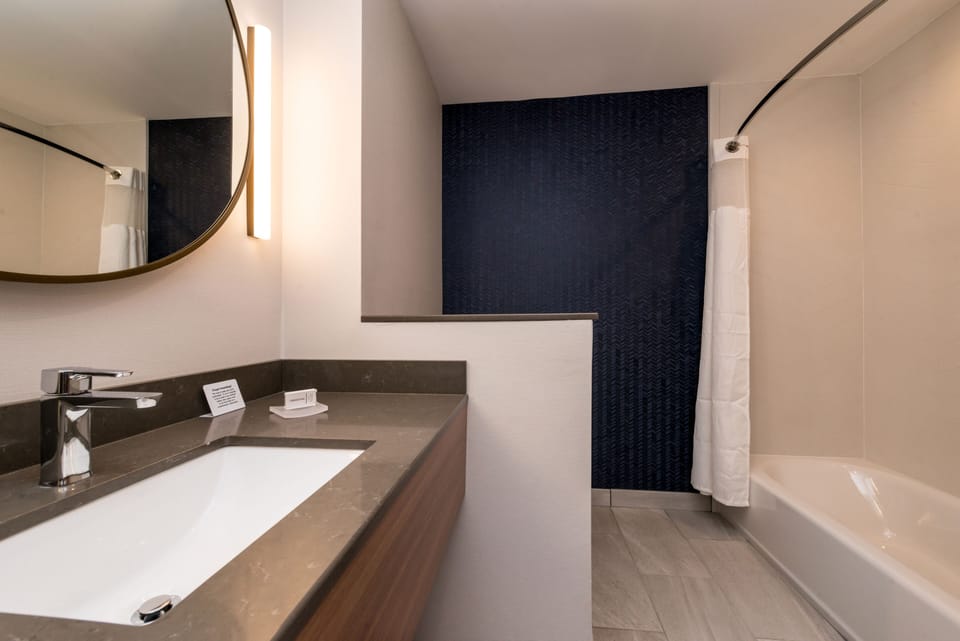 Combined shower/tub, free toiletries, hair dryer, towels