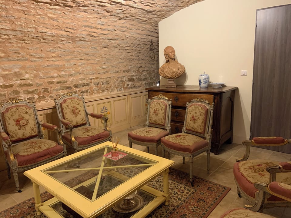 Beaune 1. Caveau salon