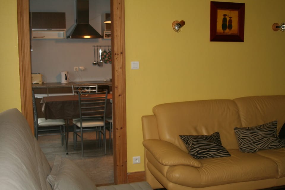 Living room - looking into the kitchen