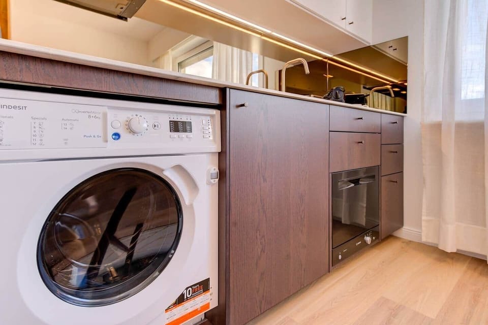 Cuisine équipée avec lave linge séchant frigo (à droite du lave linge) et lave vaisselle (à droite 3ème position)
Crédence miroir
