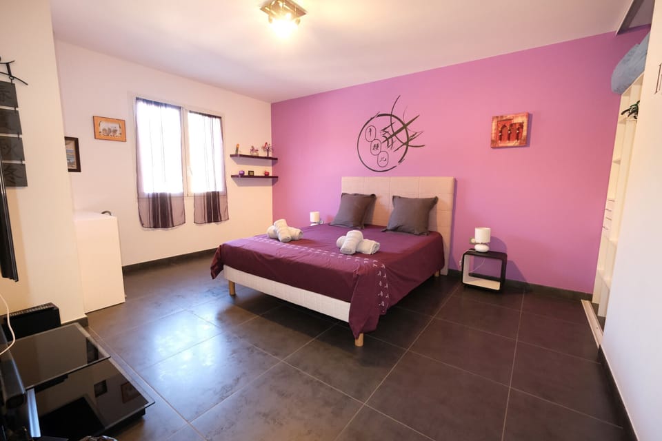 AUREILLE vacation rental, comfortable villa for rent with 2 bedrooms for 4 people. Online reservation with Plaisirs & Maisons de Provence