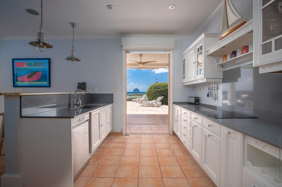 A well-equipped kitchen to prepare good meals for the whole family, open to the outside to enjoy the view of the Diamond Rock.