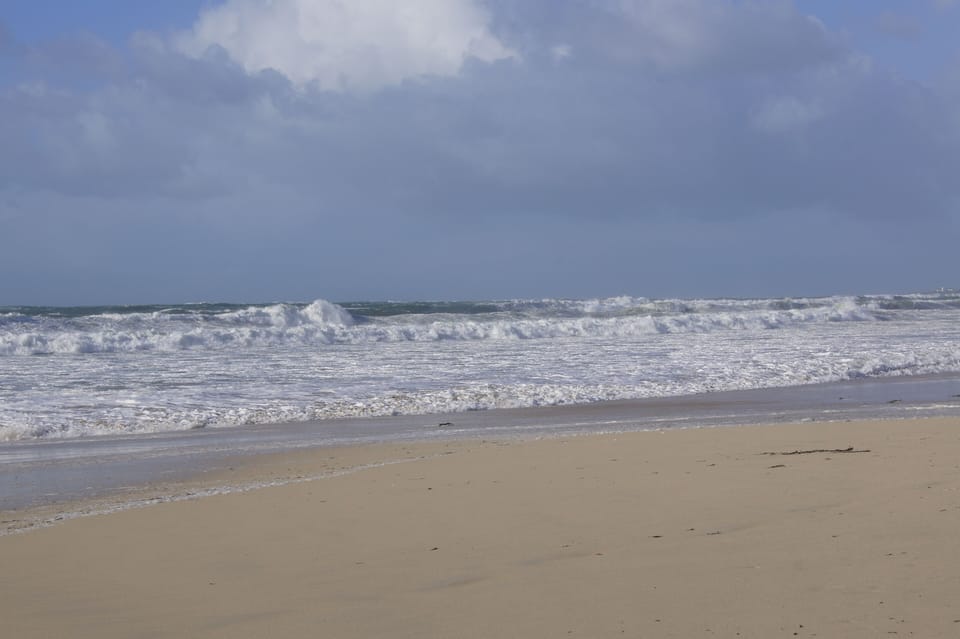 100 m away from the house, the beach of Mesperleuc with its fine sand. November