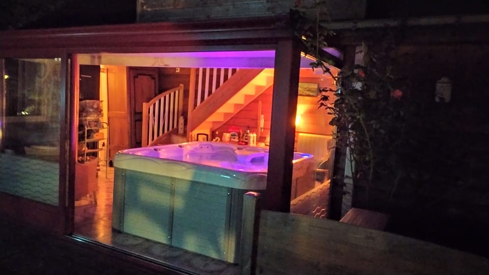 Private, quiet accommodation in architect-designed house with pool, spa, private garden Apartment in Pays de la Loire