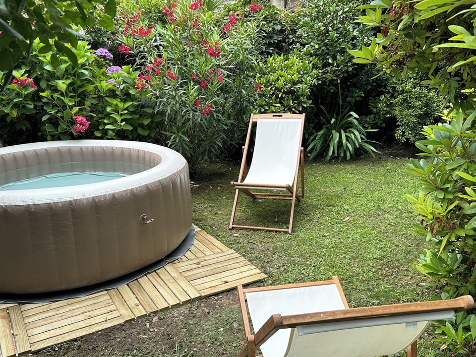 Outdoor spa tub