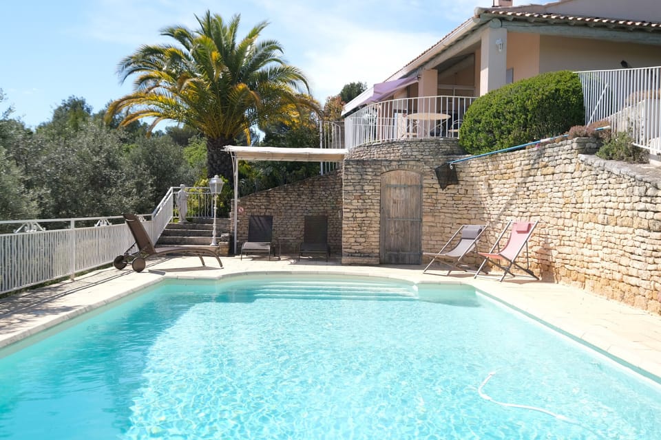MERINDOL vacation rental, comfortable house for rent, pool for 8 people. Online reservation with Plaisirs & Maisons de Provence
