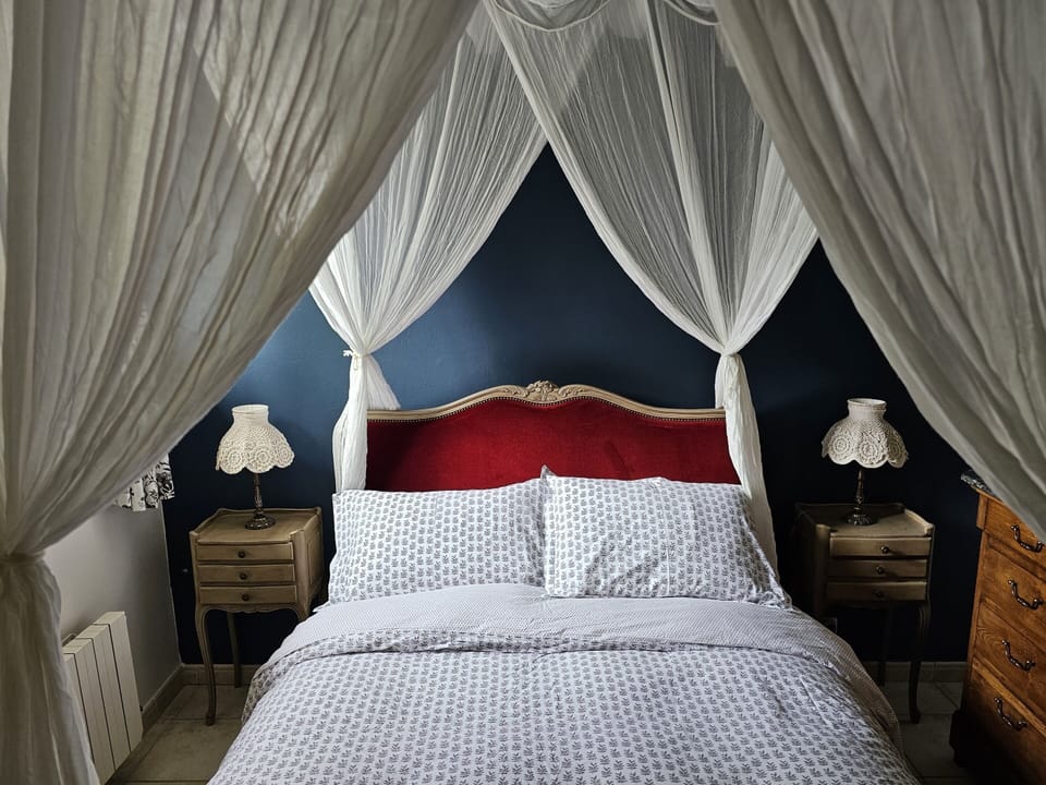 Main bedroom (with luxury tempur matress)
