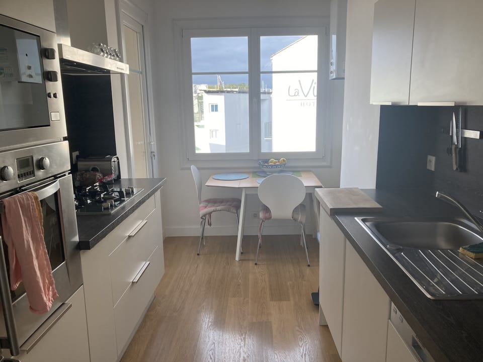 Kitchen with dishwasher & washing/drying machine