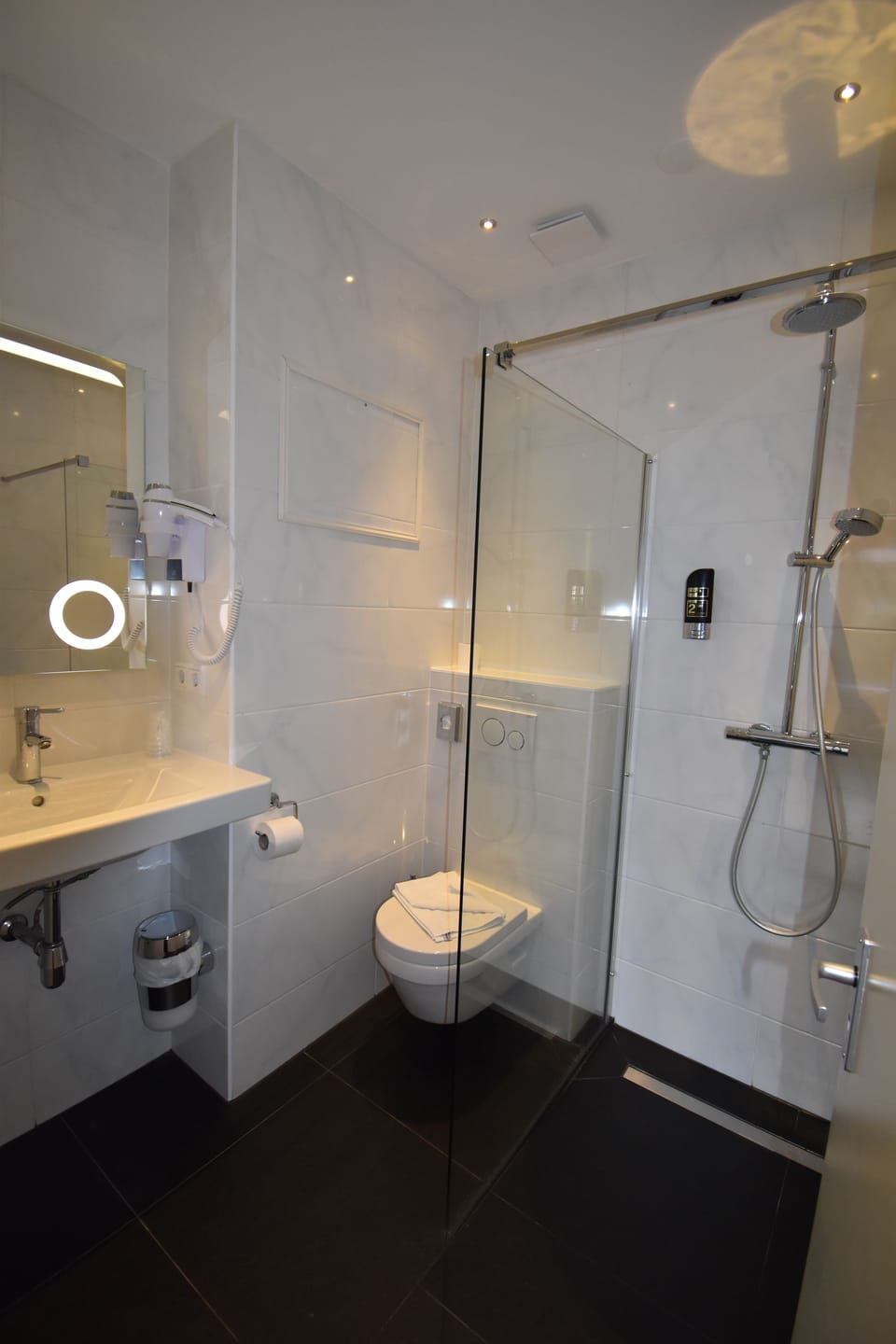 Quadruple Room | Bathroom | Hair dryer, towels