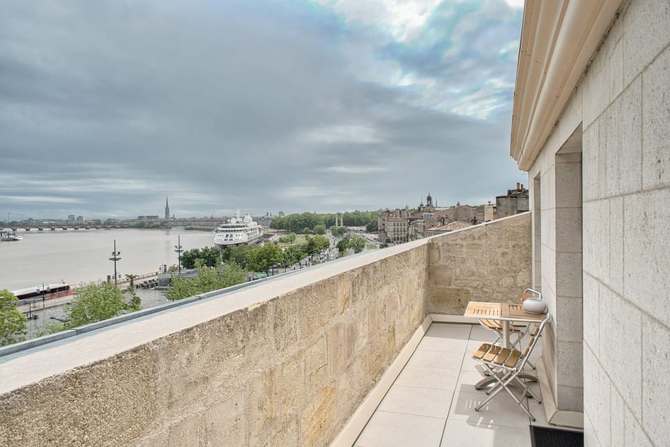 The terrace, the Garonne River and the embankment, "les quais".