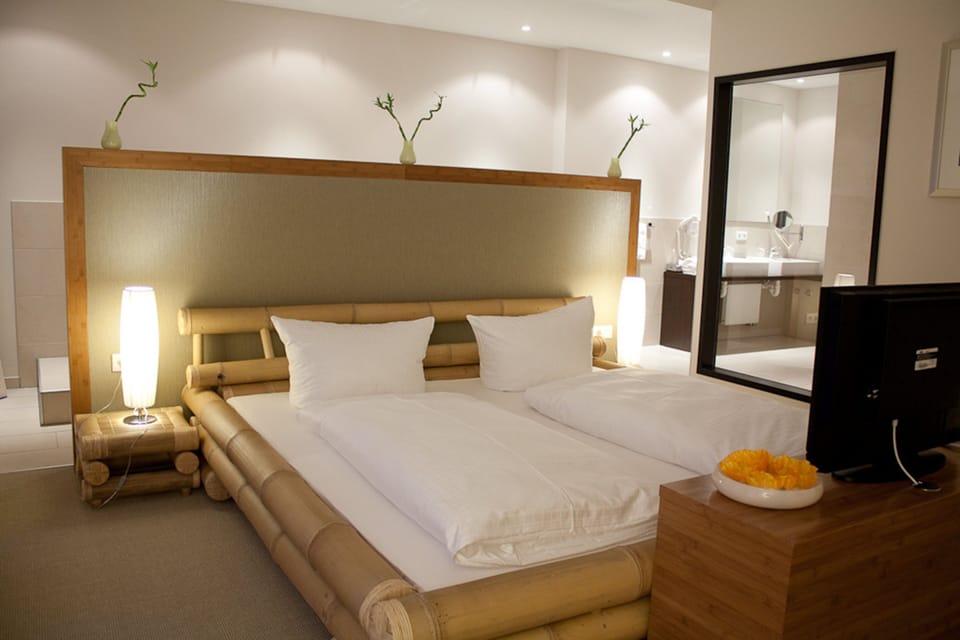 Hypo-allergenic bedding, Select Comfort beds, in-room safe, desk