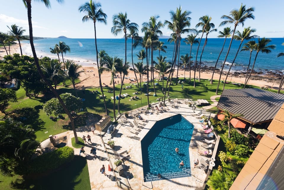 Wonderful heated swimming pool with access to the lawn and Keawakapu Beach