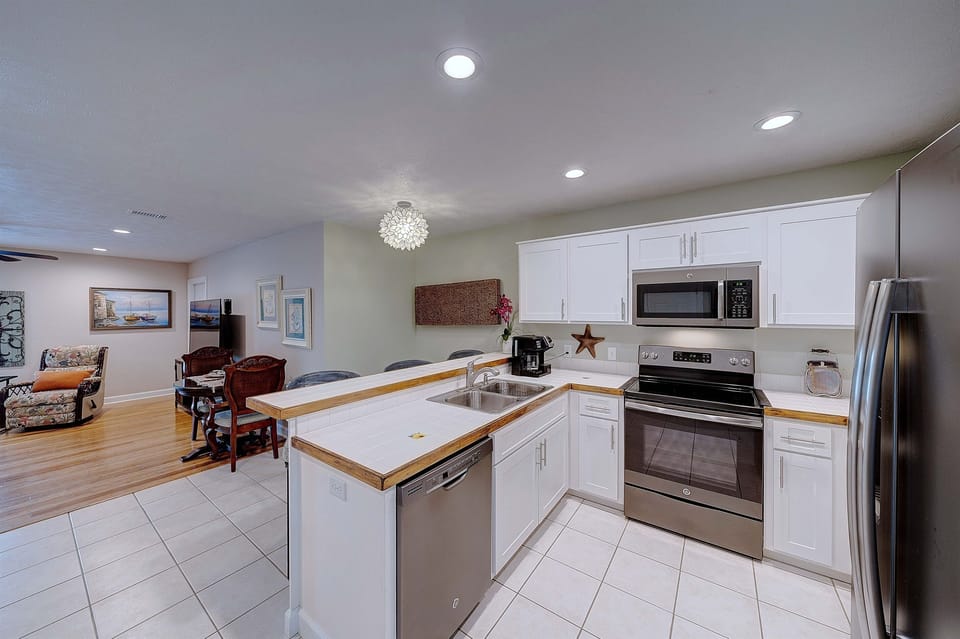 Great Kitchen! Slate Appliances