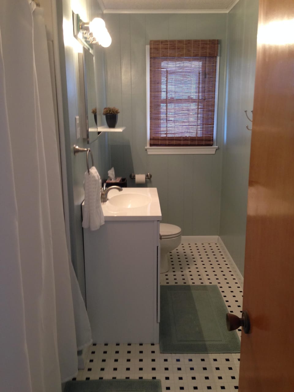 Full bath with tub/shower.