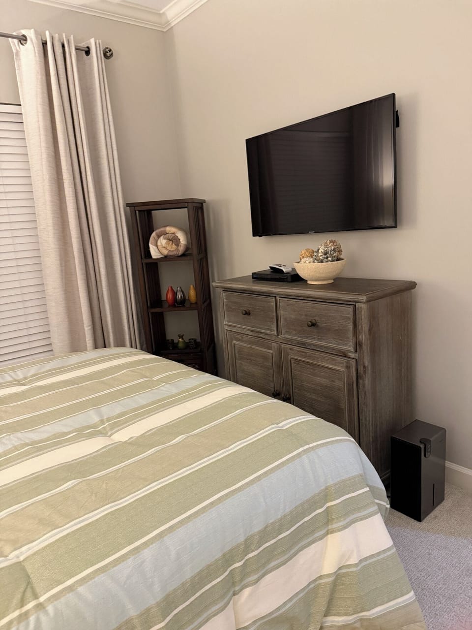 Upstairs queen bedroom 