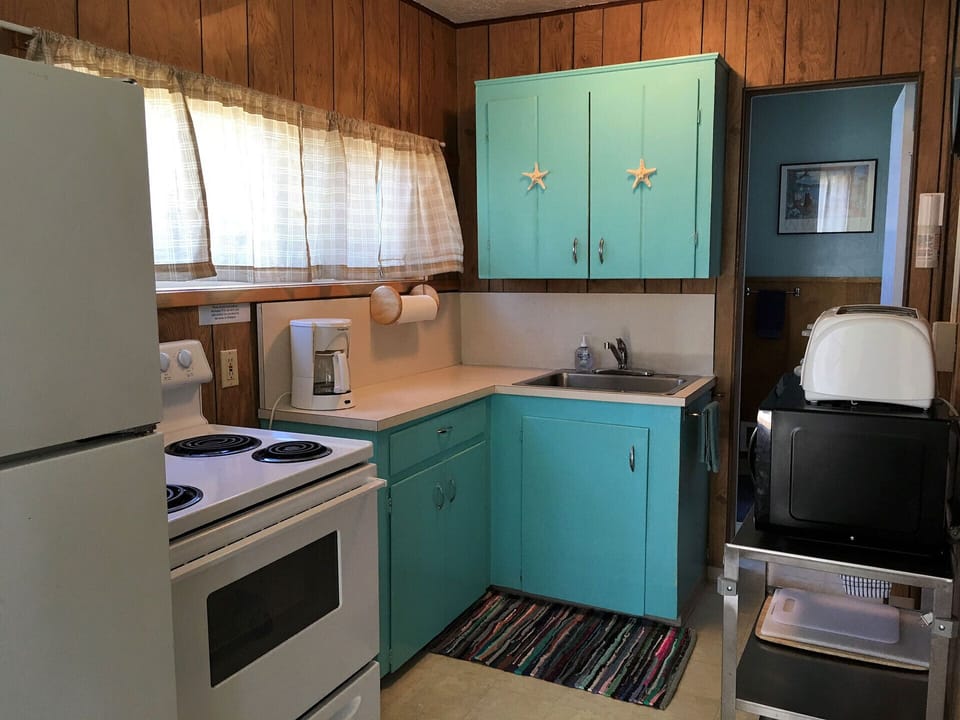 The fully equipped kitchen.