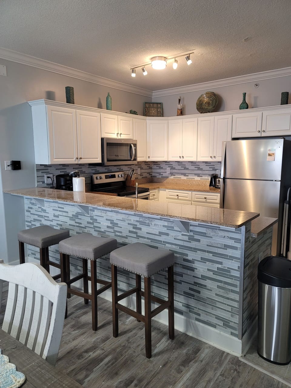 Bar area & kitchen 