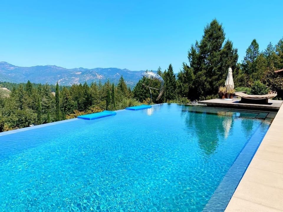 Infinity pool and spa 